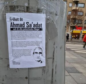 Foto av en upptejpad affisch med rubriken "Frihet åt Ahmad Sa'adat".