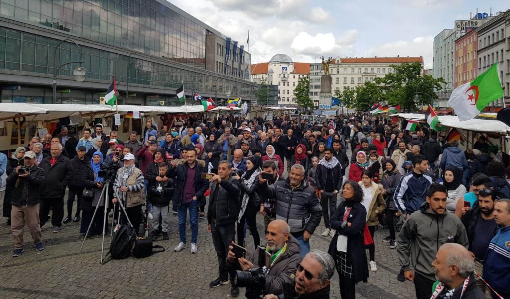 Crowd attends Hermannplatz day for Palestine