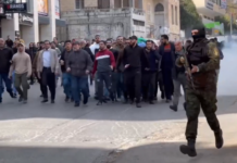 Die Brutalität der Normalisierung: “Sicherheitskräfte” der Palästinensischen Autonomiebehörde greifen die Märtyrer-Beerdigung in Nablus an