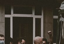 صامدون: قرار ألمانيا حظر نشاط الرفيق “أبو عطا” يستهدف صوت الحركة الأسيرة La policia alemana deteniendo a Musaab en una manifestación